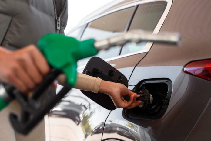 Românii plătesc mai mult pe carburanți decât șoferii din Polonia și Spania: cât costă azi plinul Românii plătesc mai mult pe carburanți decât șoferii din Polonia și Spania: cât costă azi plinul